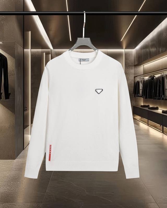 放心推现货充足 普拉达 prada 25Fw经典款胸前Logo字母徽章标识休闲针织套头毛衣羊毛衫 2025Fw官网新款原版面料 官方同款 精选毛衣定制 进口羊毛