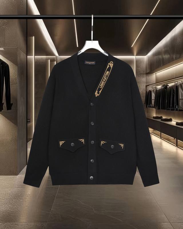 路易威登 Louis Vuitton Lv 25Fw限定王嘉尔同款刺绣Logo字母标识开衫毛衣外套羊毛衫 2025Ss官网新款原版面料 官方同款 T恤定制 进口