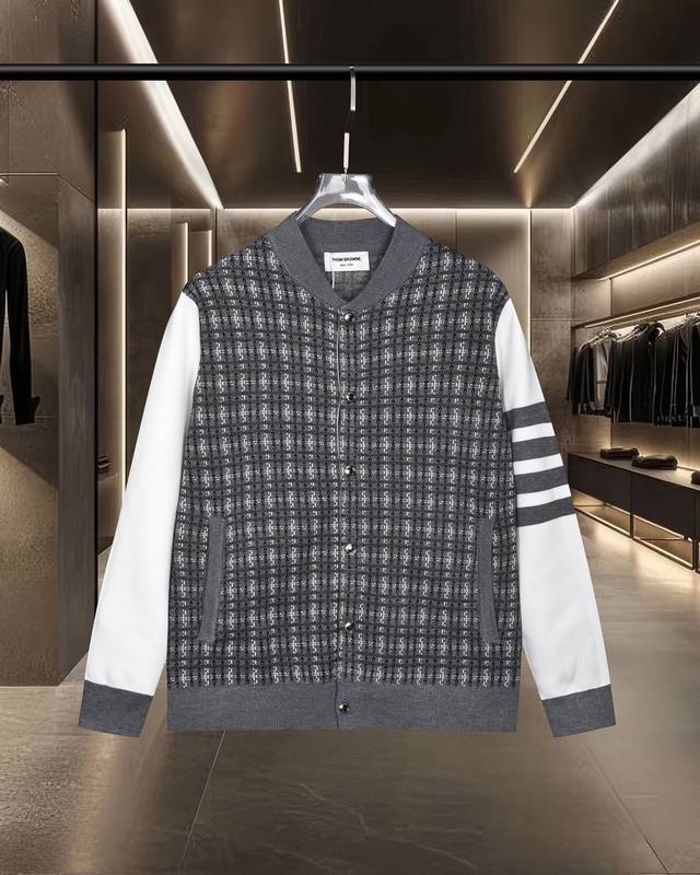 Thom Browne Tb 汤姆布朗 基础款经典拼色金属纽扣四条杠针织外套毛衣夹克羊毛衫 2025Fw官网新款原版面料 官方同款 进口羊毛混纺面料 高端版本，