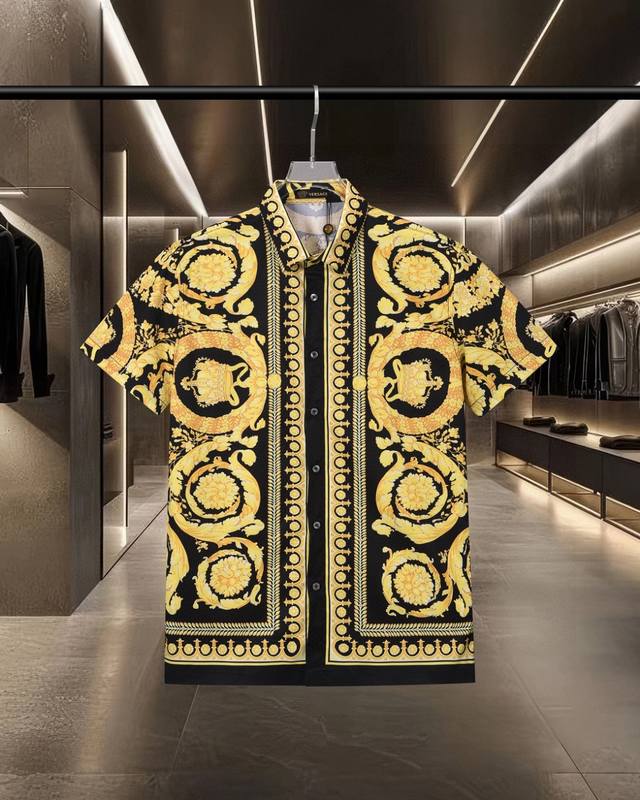 Versace 范思哲 爆款来袭 美杜莎宫廷风数码印花短袖衬衫 2025Ss官网新款短袖 衬衫 衬衣，精美印花Logo 高端版本，专柜定制面料 透气舒适度高，精