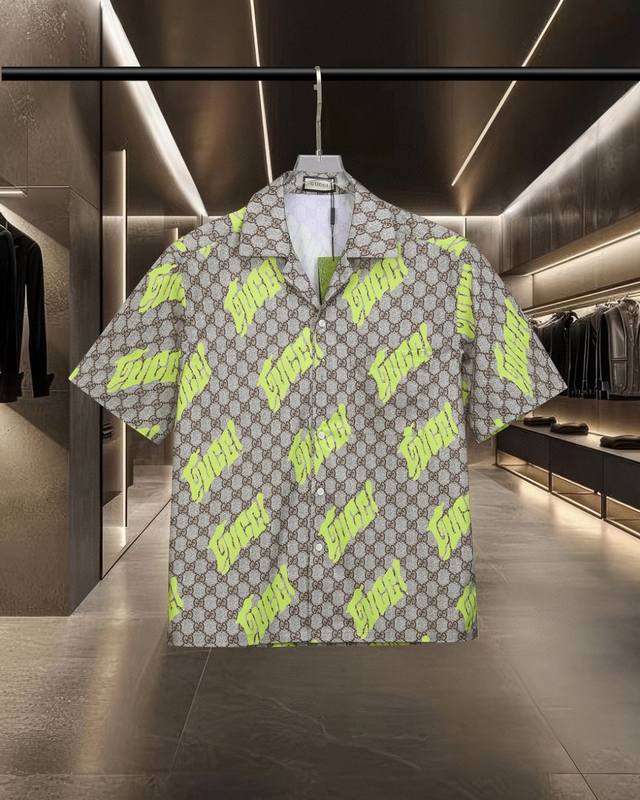 Gucci 古驰 爆款来袭 经典满印弹幕双G数码印花短袖衬衫 2025Ss官网新款短袖 衬衫 衬衣，精美数码Logo印花 高端版本，专柜定制面料 透气舒适度高，