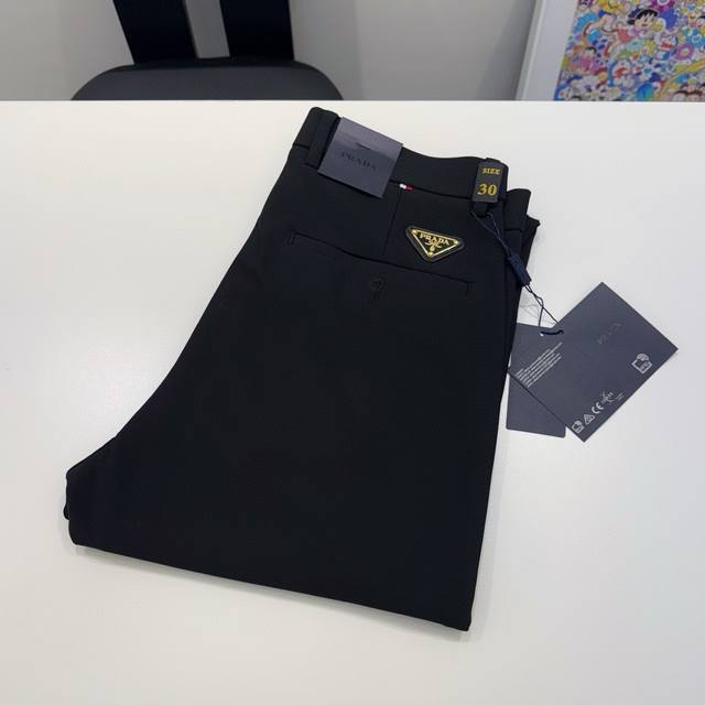 款号:D431 prada西装裤净版黑裤 最经典畅销时装系列 休闲厚款牛奶丝西裤 完美合身的穿着感对裤长和修身的黄金比例这种介于长裤与九分之间的把握 恰到好处
