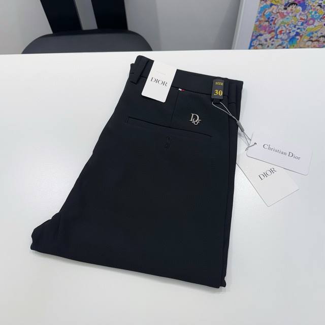 款号:D429 Dior西装裤净版黑裤 最经典畅销时装系列 休闲厚款牛奶丝西裤 完美合身的穿着感对裤长和修身的黄金比例这种介于长裤与九分之间的把握 恰到好处 自