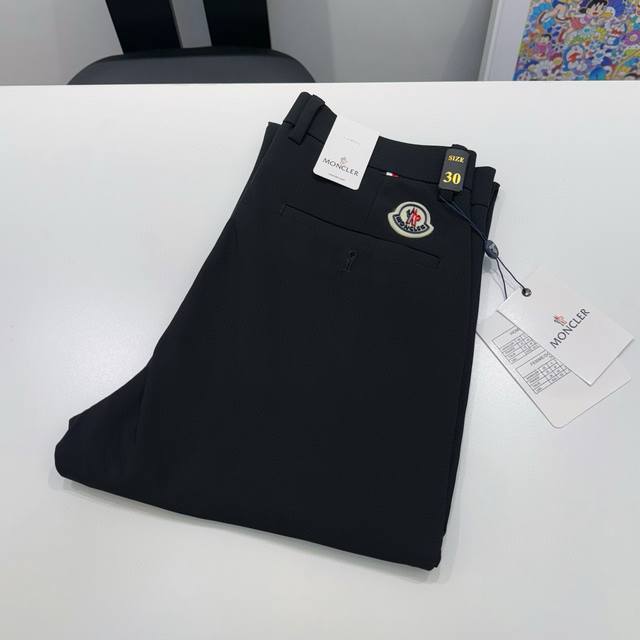 款号:D426 Moncler蒙口西装裤净版黑裤 最经典畅销时装系列 休闲厚款牛奶丝西裤 完美合身的穿着感对裤长和修身的黄金比例这种介于长裤与九分之间的把握 恰