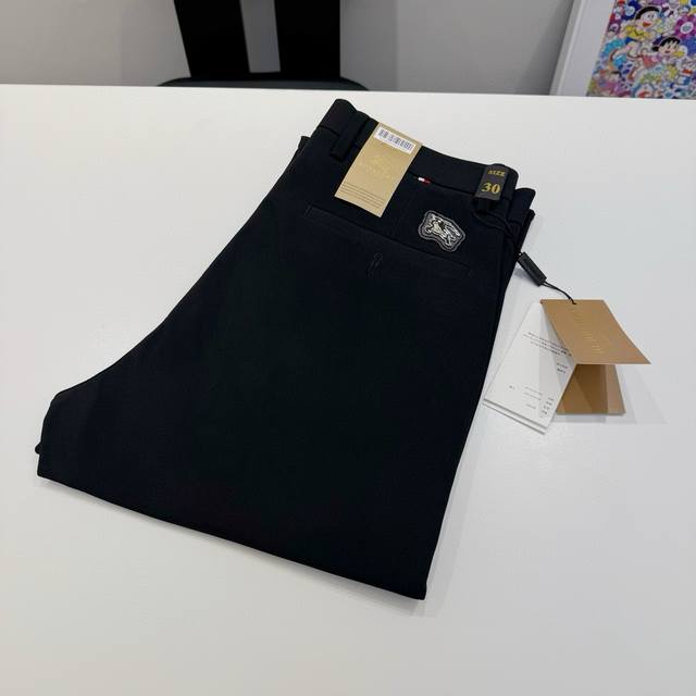款号:D427 Burberry 西装裤净版黑裤 最经典畅销时装系列 休闲厚款牛奶丝西裤 完美合身的穿着感对裤长和修身的黄金比例这种介于长裤与九分之间的把握 恰