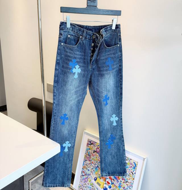 新款 款号:D423 Chrome Hearts Ch克新款微喇深蓝经典十字架贴皮牛仔裤 Size：S-Xxl 28 30 32 34 36 Color：水洗深