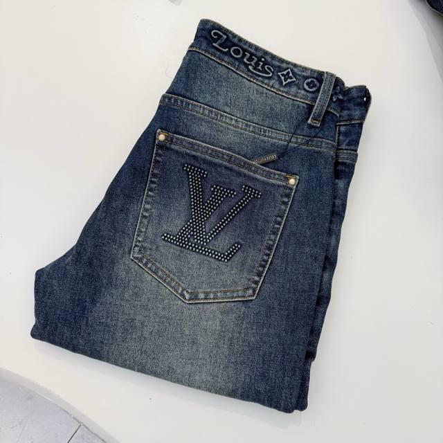 款号：D394Louis Vuitton 路易威登秋冬修身款牛仔裤！重工酵磨水洗工艺，修身版型带弹力上身非常舒适，穿出去非常有档次,裤型款式和裁剪亦无需多言 ，