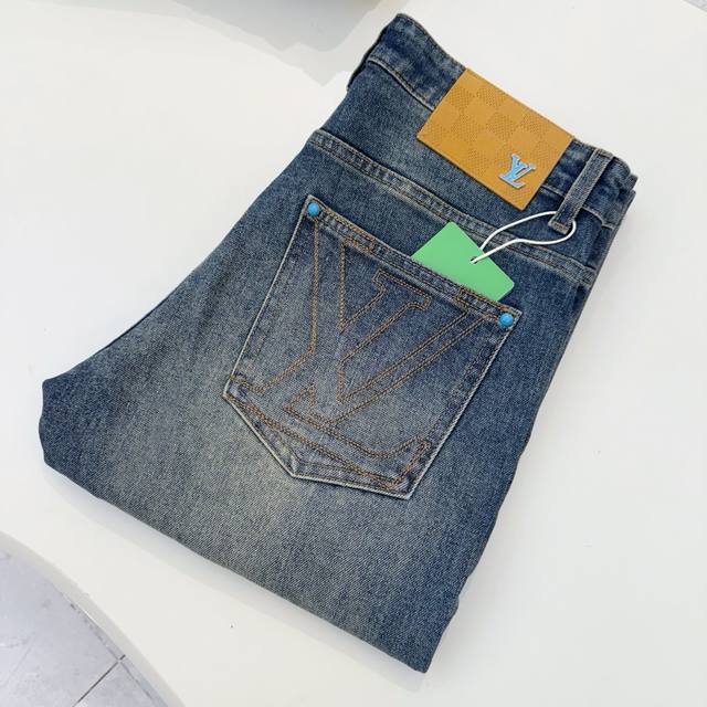 款号：D392Louis Vuitton 路易威登秋冬修身款牛仔裤！重工酵磨水洗工艺，修身版型带弹力上身非常舒适，穿出去非常有档次,裤型款式和裁剪亦无需多言 ，