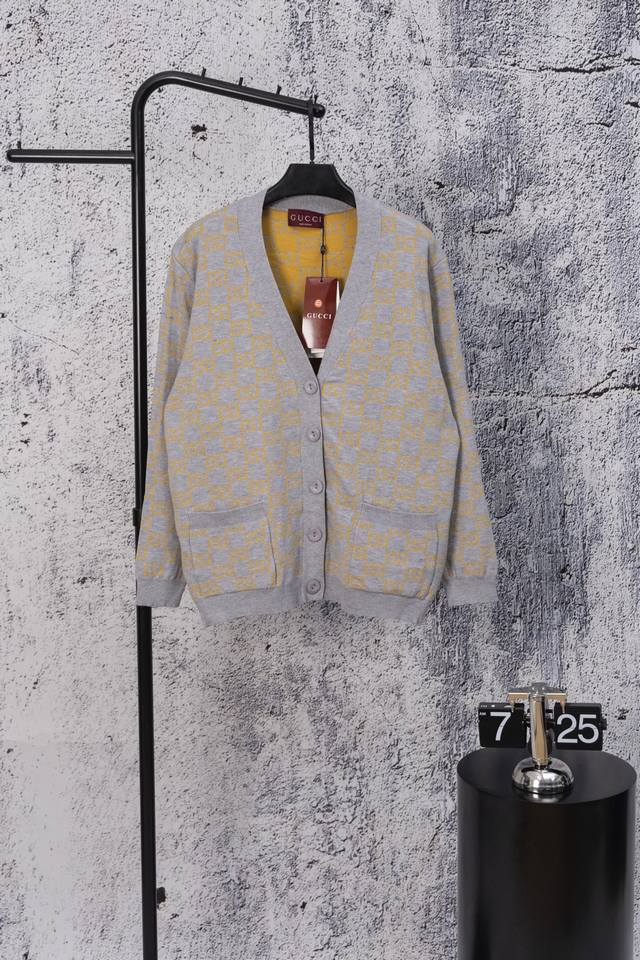 Gucci古驰2025秋冬新款Logo满绣提花针织衫外套毛衣 男女同款 这件我觉得真的是今年所有毛衣里面 能排的上号的 好看的款 前三没问题！不仅仅是一件开衫毛