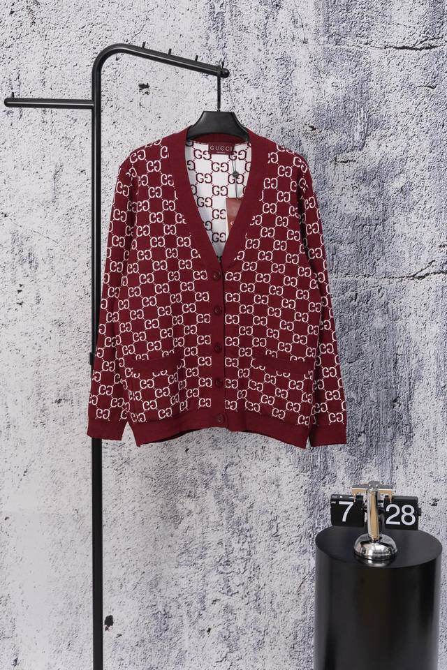 Gucci古驰2025秋冬新款Logo满绣提花针织衫外套毛衣 男女同款 这件我觉得真的是今年所有毛衣里面 能排的上号的 好看的款 前三没问题！不仅仅是一件开衫毛