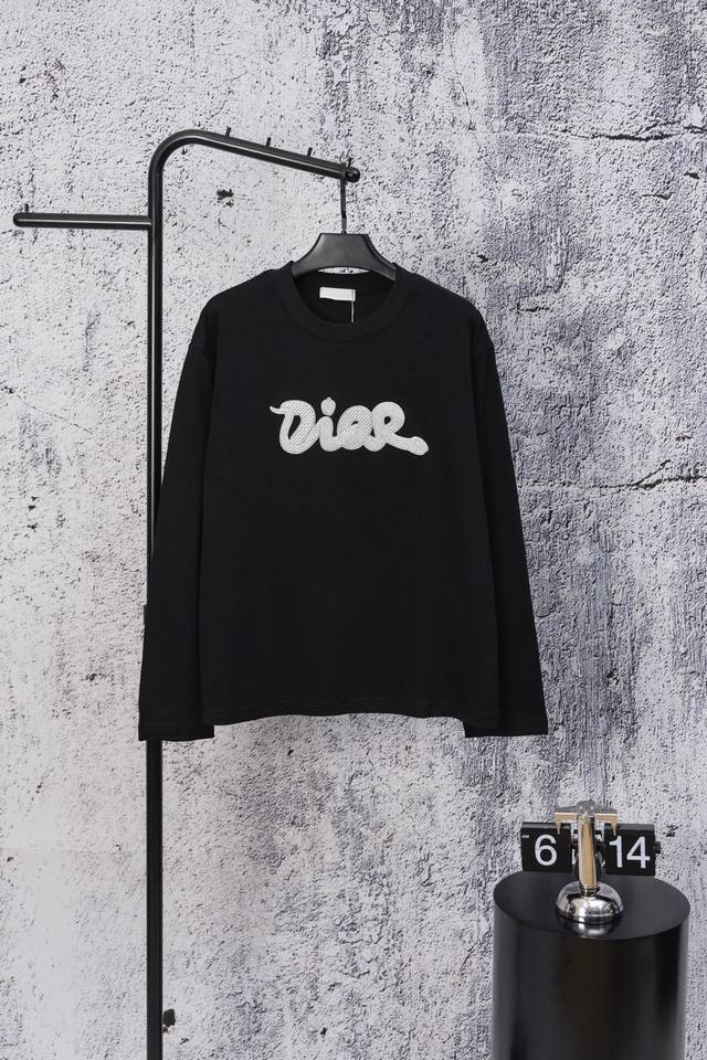 Dior迪奥2025蛇年限定烧花亮片字母长袖T恤 衣服面料采用原版定织定染纯棉280G双纱面料，柔软亲肤细腻。做工细致，厚度适中，后领织带包边延伸到肩部加固，细