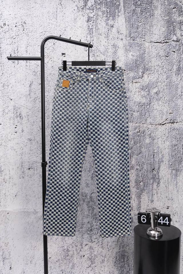 Louis Vuitton 25Fw 路易威登新款限量棋盘格牛仔裤 出自25秋冬系列，以全幅撞色马赛克棋盘格刺绣图案为水洗丹宁布注入丰盈肌理，洋溢清爽夏日气息。