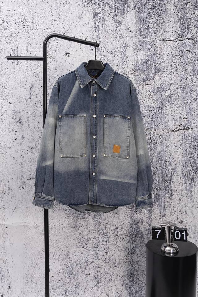 Louis Vuitton Lv路易威登2025新款王鹤帝同款日晒褪色牛仔外套 另有同款牛仔裤 工艺说明：采用棉质丹宁布塑造宽松廓形，以日晒褪色效果亮相 202