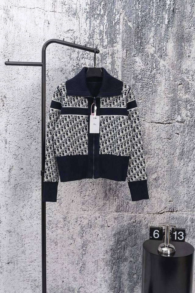 Dior 迪奥25Fw 经典老花双面穿羊绒翻领毛衣 面料选用顶级羊绒纱线，秋冬新款Oblique提花针织羊绒毛衣采用双面可穿设计，精选优质羊绒材质打造。经过精细