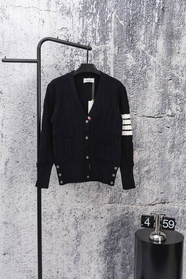 Thom Browne 汤姆布朗 Tb四杠经典款落肩针织开衫外套 专柜官网同步发售，美国贸易公司正品订单，采用16针日本丰田横机编造，套口采用四空针织，标准克重