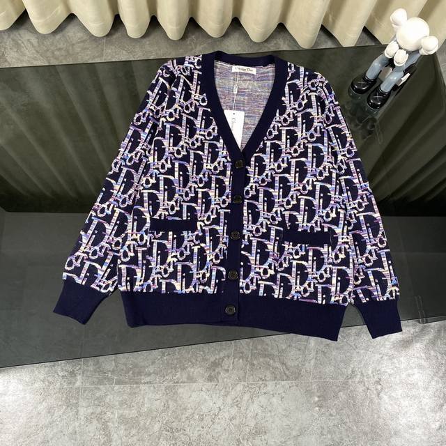 Dior 迪奥 Ss 蓝色绵羊毛提花面料字母V领开衫外套 这款针织圆领衫饰以Dior经典经的Oblique 花印，采蓝用色绵毛羊花提面料精制心作，超大版型设计，