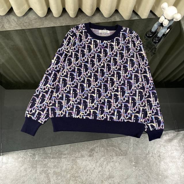 Dior 迪奥 Ss 蓝色绵羊毛提花面料字母套头圆领毛衣 这款针织圆领衫饰以Dior经典经的Oblique 花印，采蓝用色绵毛羊花提面料精制心作，超大版型设计，