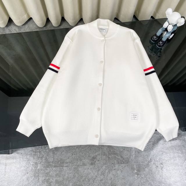 Thom Browne 汤姆布朗 Tb 24Ss 双杠袖子经典款羊毛针织毛衣棒球服外套-顶级版本 Color: 灰色 黑色 白色 Size：S M L 独家高端