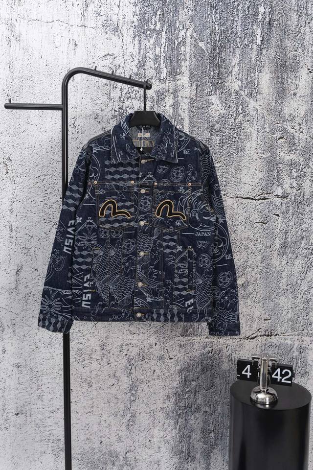 Evisu福神 25Fw 满印提花刺绣鲤鱼龙纹牛仔外套男女同款 花满印牛仔主打款，冠希代言上身同款！福神牛仔一直是男人衣橱里必备的单品！今天这款也是经典的版型但