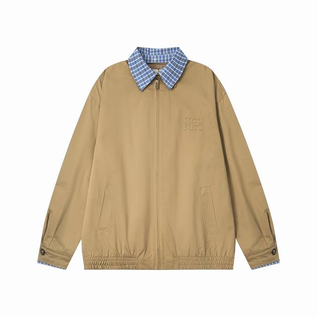上新： 款号：B157 Miumiu缪缪新款格纹双层翻领情侣款夹克外套休闲上衣 1经典格纹拼接领口和门禁，胸前采用经典Logo刺绣，高级感满满！ 2非常富有年轻