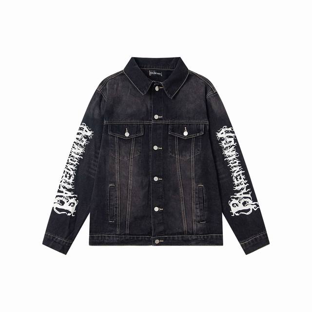 上新 款号: B156 Balenciaga巴黎世家新款复古字母涂鸦牛仔夹克上衣外套 1采用高质量牛仔面料水洗工艺，水洗之后上身柔软舒适，极其细腻 手感扎实润滑