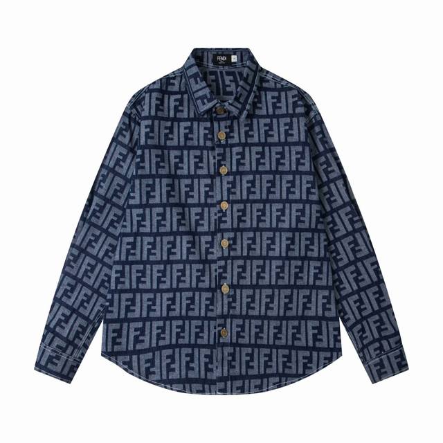上新 款号: B150 Fendi芬迪新款满印字母Logo情侣款洗水牛仔衬衫上衣外套 1面料采用定制牛仔满印提花布料，满印提花采万针刺绣工艺技术 完美把控一针一
