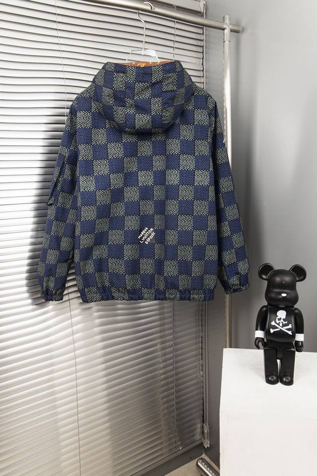 上新： 款号：B122 Louis Vuitton 路易威登新款经典Lv老花满印双面穿拉链连帽夹克外套 双面穿 1采用超细腻的高科技爽滑聚酯纤维材质面料，定制高