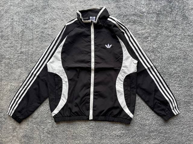a57# 阿迪三叶草Adidas刺绣 经典基础款立领夹克风衣外套 官网同步 男女同款 面料：顶级版本客供再生尼龙面料，抗风，内里内衬，采用原版五金工艺制作，立体