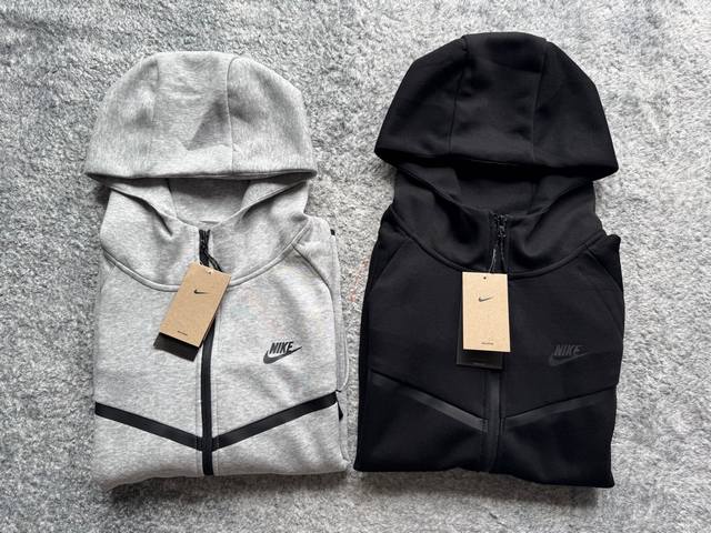nk375# Nike Windrunner 纯色拉链双拉头连帽运动夹克 男女同款 一 汲取设计灵感，将两款经典造型巧妙融合 哈兰德同款外套，经典百搭，超级好看
