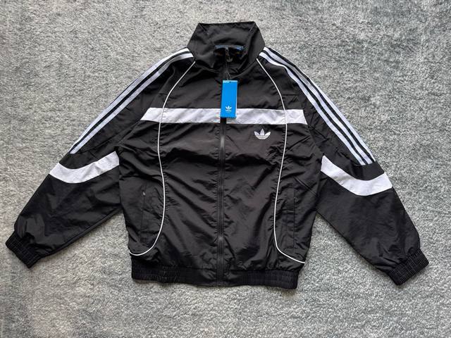 a56# 早春超酷Adidas Originals蛇年限定拼色夹克外套 立领加上拉链设计，防风保暖的同时，酷Guy感直接拉满。 复古款哦，上身秒变潮流达人，轻松