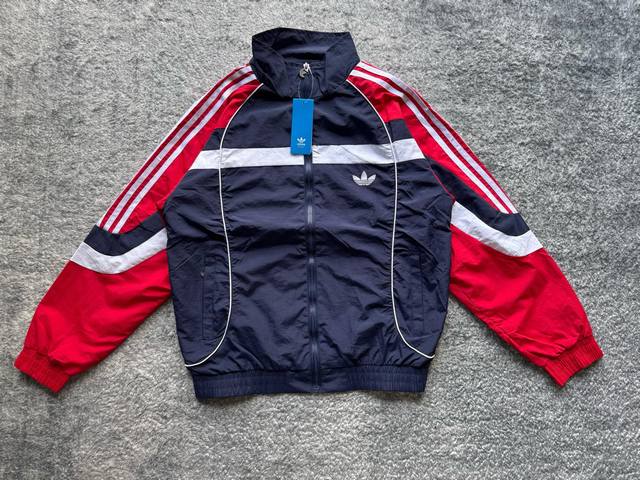 a55# 早春超酷Adidas Originals蛇年限定拼色夹克外套 立领加上拉链设计，防风保暖的同时，酷Guy感直接拉满。 复古款哦，上身秒变潮流达人，轻松
