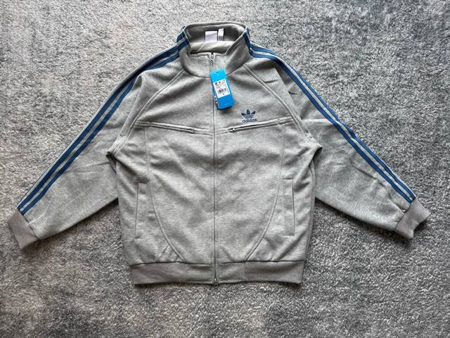 a47# 韩版Adidas阿迪达斯爱豆同款经典三叶草松版型刺绣男女同款外套， 面料为毛圈面料，手感偏柔软 上身不拖拉。氛围感拉爆 拍照神器夹克。 胸口绣花Log