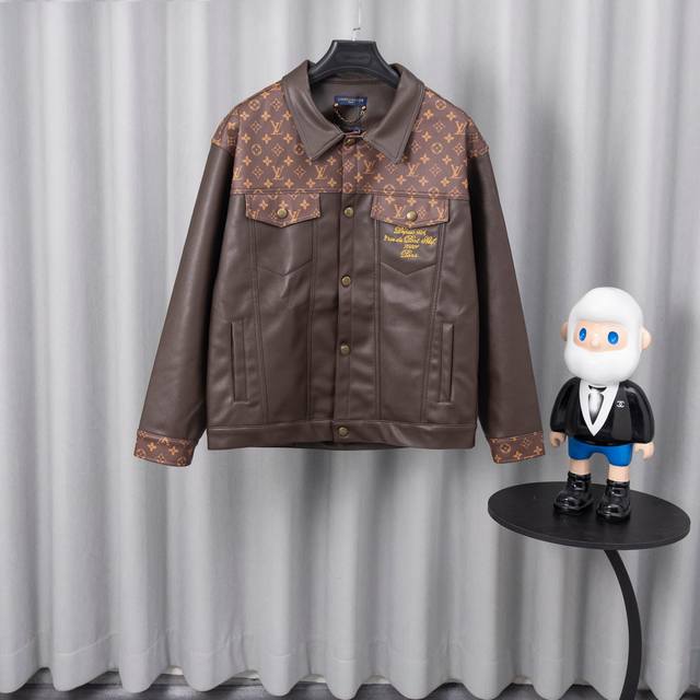lv 棒球服 25Ss走秀款厚度适中 高密度重工刺绣 堪称王炸单品 真的谁上身谁好看 ！ 罗纹采用全棉纱线定染定织而成，粗纱横机编织而成，不起球，棉质亲肤，立体