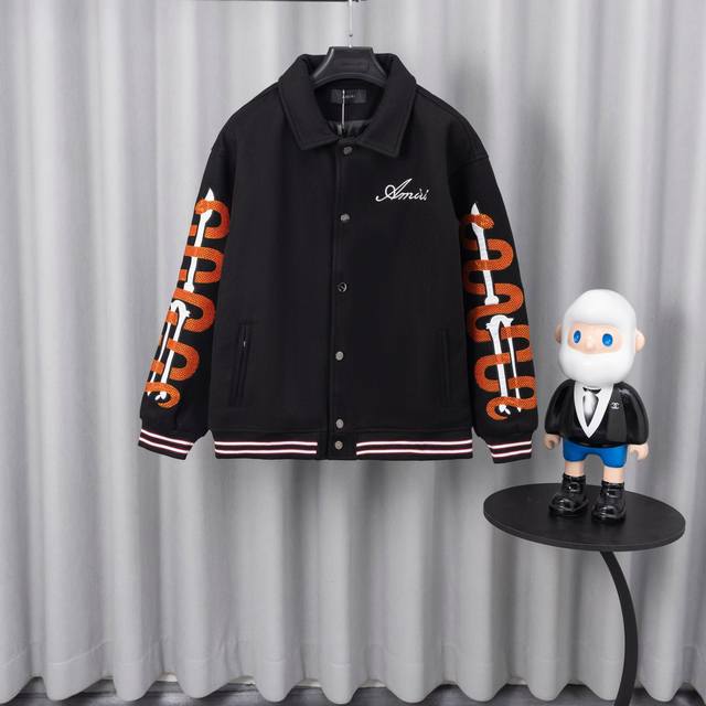 amiri 棒球服 25Ss走秀款厚度适中 高密度重工刺绣 堪称王炸单品 真的谁上身谁好看 ！ 罗纹采用全棉纱线定染定织而成，粗纱横机编织而成，不起球，棉质亲肤