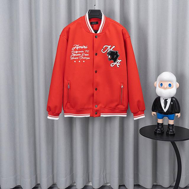 amiri棒球服 25Ss走秀款厚度适中 高密度重工刺绣 堪称王炸单品 真的谁上身谁好看 ！ 罗纹采用全棉纱线定染定织而成，粗纱横机编织而成，不起球，棉质亲肤，