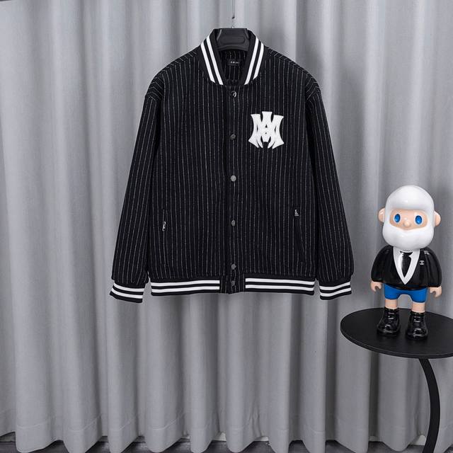 amiri棒球服 25Ss走秀款厚度适中 高密度重工刺绣 堪称王炸单品 真的谁上身谁好看 ！ 罗纹采用全棉纱线定染定织而成，粗纱横机编织而成，不起球，棉质亲肤，