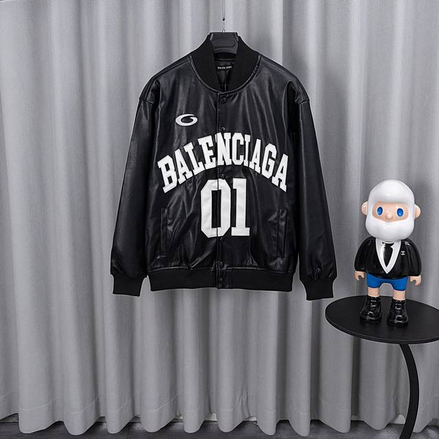 巴黎世家棒球服 25Ss走秀款厚度适中 高密度重工刺绣 堪称王炸单品 真的谁上身谁好看 ！ 罗纹采用全棉纱线定染定织而成，粗纱横机编织而成，不起球，棉质亲肤，立