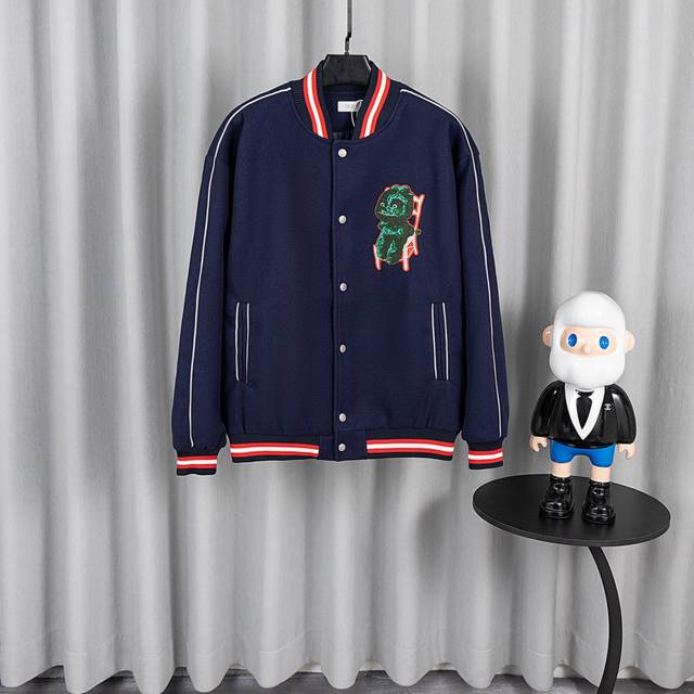 迪奥 棒球服 25Ss走秀款厚度适中 高密度重工刺绣 堪称王炸单品 真的谁上身谁好看 ！ 罗纹采用全棉纱线定染定织而成，粗纱横机编织而成，不起球，棉质亲肤，立体