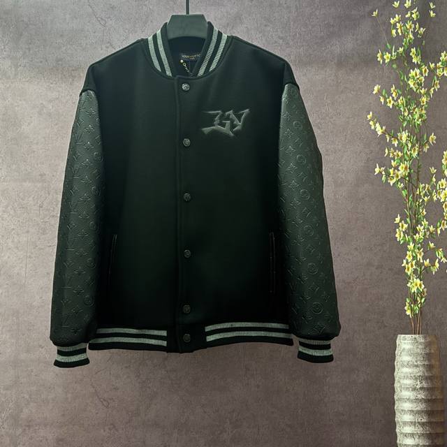 blv棒球服 Lv 25Ss走秀款厚度适中 高密度重工刺绣 堪称王炸单品 真的谁上身谁好看 ！ 罗纹采用全棉纱线定染定织而成，粗纱横机编织而成，不起球，棉质亲肤