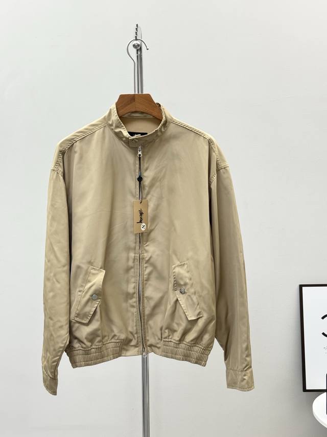 stussy 斯图西 Ss25 Surf Team Harrington Jacket 经典美式哈灵顿复古夹克，字母印花搭配拉链翻盖设计，男女同款轻松驾驭。 原