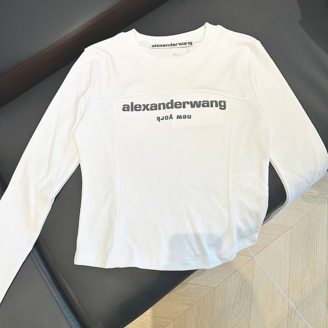 aw 亚历山大Wang女装长袖辣妹修身T 大王经典标语凹凸字母印花图案 版型修身 上身效果超好看！简单又大方图案 面料：采用定制罗纹 300克重，经过洗水，缩水