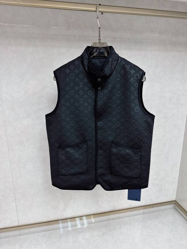 Louis Vuitton2025 新款双面穿马甲 Lv这款两面穿外套具备两种不同外观效 果， 一面呈现经典的品牌老花图案，彰显时 尚与品牌格调；另- 一面相对