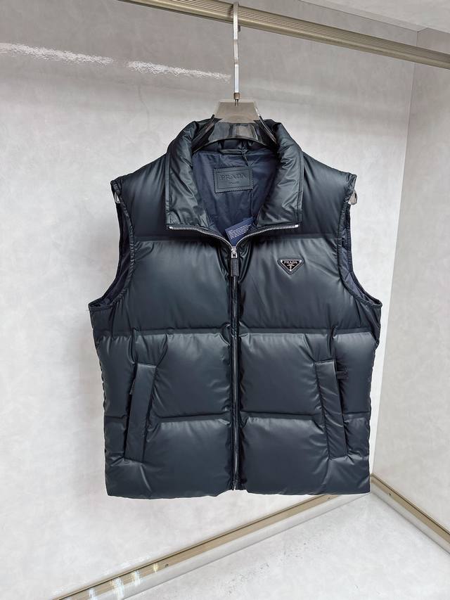 prada 25 秋冬羽绒马甲 全衣采用高品质90国标白鸭绒，上身轻盈 无负重感中空度高,蓬松性.回弹性好，能含住大 量的空气感,有效阻隔冷空气,储存温暖,有很