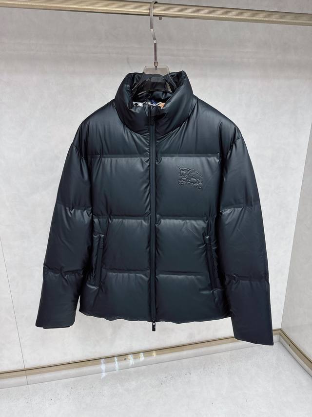巴宝莉 2025秋冬新款羽绒服 原版订制五金配件全进口原版定制 欢迎对比 绝对的高品质 采用顶级90白鸭绒 超柔软 充羽量蓬松饱满 超级重工 面料做工杠杠的版型