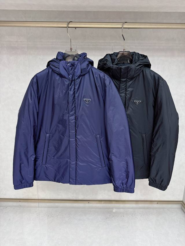 prada 普拉达 2025Ss早秋新款发布 普拉达连帽羽绒服外套，秋季爆款三角金属Logo外套，穿上就是舒适自在又显瘦的存在，慵懒而随性，结合干净简单的色系就
