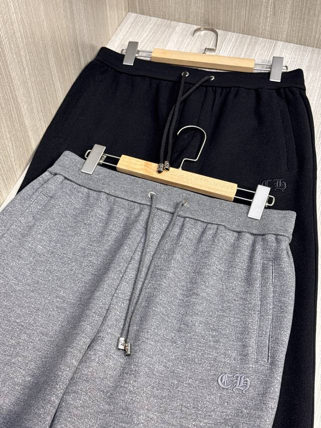 可与同款卫衣配成套装 ，克罗心 2025秋冬最新十字花贴皮绣男士羊绒运动休闲裤，柔糯却挺括的面料太加分，阔腿剪裁顺着垂坠感往下延伸，既能修饰腿型 超级藏肉又显腿