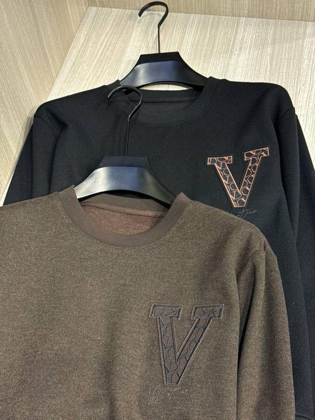 华伦天奴 2025秋冬最新经典V字母绣标男士羊绒圆领卫衣，传统经典套头款式，胸前大气而精致的“V”字母徽标，采用高端重工的拱桥绣3D立体刺绣工艺，凹凸有致，饱满