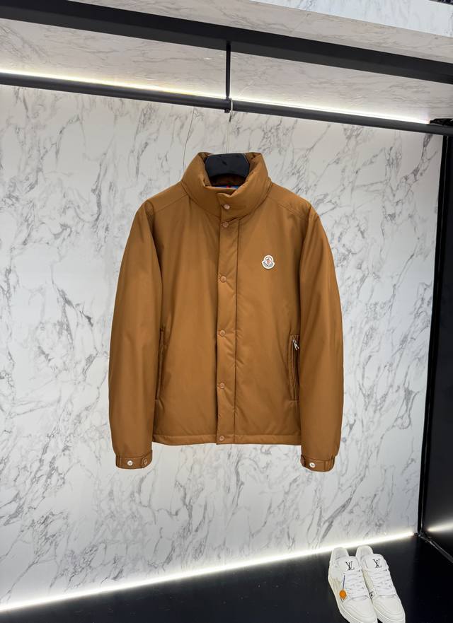 放货价 Moncler 羽绒服2025最新款时尚设计师款羽绒外套.处处细节显工艺足够的高级 结构性剪裁的设计改变来展现男士多样的形象变化，修身利落、剪裁合体，满