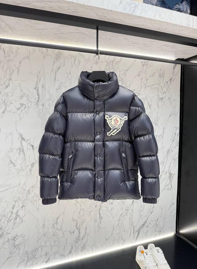 放货价 Moncler 羽绒服2025最新款时尚设计师款羽绒外套.处处细节显工艺足够的高级 结构性剪裁的设计改变来展现男士多样的形象变化，修身利落、剪裁合体，满