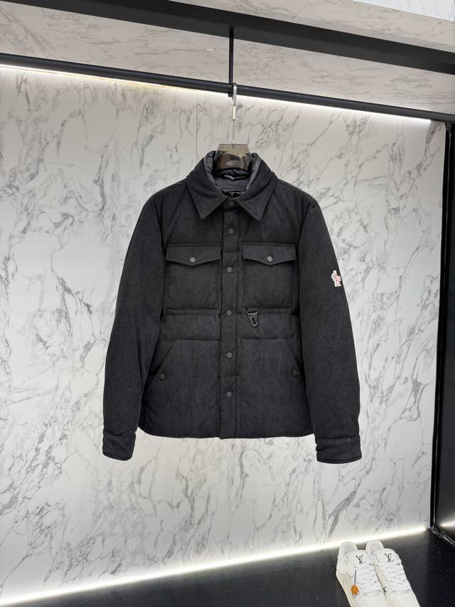 放货价 Moncler 羽绒服2025最新款时尚设计师款羽绒外套.处处细节显工艺足够的高级 结构性剪裁的设计改变来展现男士多样的形象变化，修身利落、剪裁合体，满